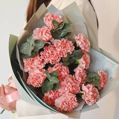 Букет «Персиковый комплимент» — диантусы и эвкалипт