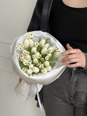 Букет из 21 белого тюльпана и ромашки доступен к заказу с 3.03.2026