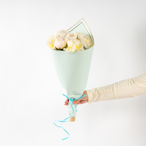 Букет 9 белых пионов