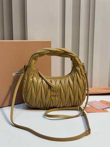 Сумка-хобо Miu Miu Wander matelassé nappa, светло-коричневый