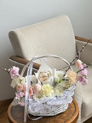 Корзина пасхальная в нежных оттенках. Кулич 130 гр