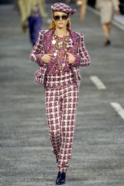 Стильный брючный костюм из твида от Chanel, 34 размер.