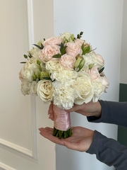 Свадебный букет из одноголовых роз, диантусов, лизиантуса и эвкалипта