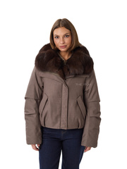 Короткая парка цвета капучино с песцовым воротником