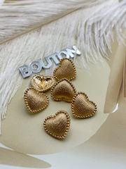 Пуговицы золотистые рельефные в форме сердечка