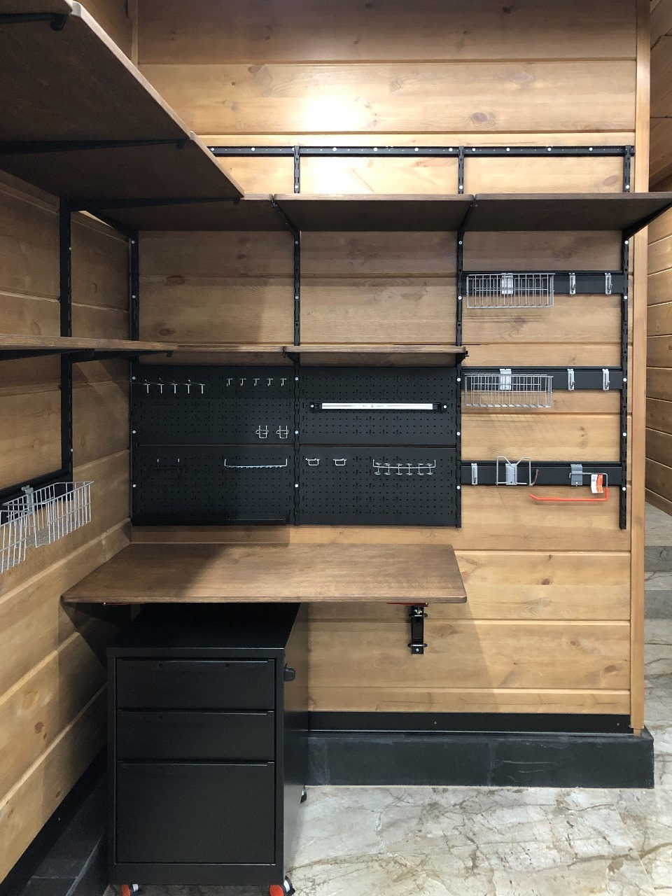 Деревянные полки в гараже