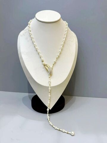 kole-galstuk-iz-zhemchuga-s-zastezhkoj-peryshko