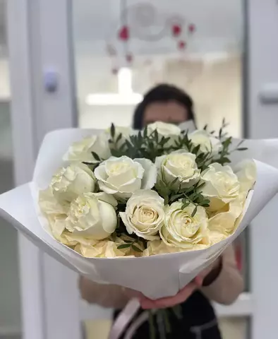 Букет из 11 белых роз с зеленью