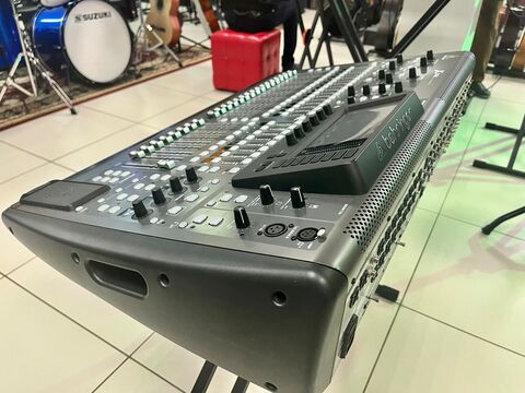 BEHRINGER X32 цифровой программируемый микшер 32 канала, 16 шин, 32 х 32 интерфейс USB