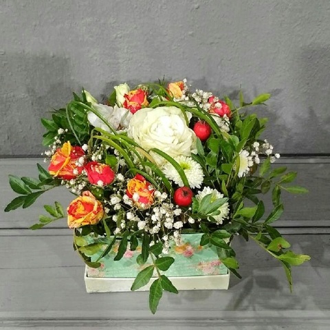 Розы с альстромерией и хризантемой в коробке