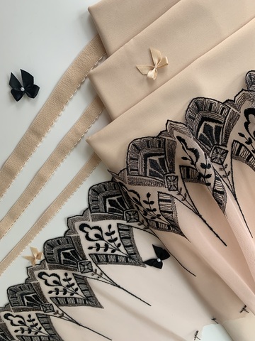 Вышивка на сетке черная/телесная 22 см