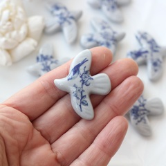 Подвеска фарфоровая Птичка серая 34*42 мм S036