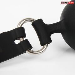 Черный силиконовый кляп-шарик с отверстиями на регулируемом ремешке - 