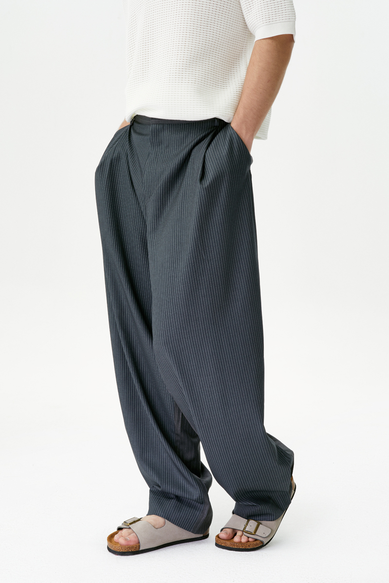 Серые брюки в полоску YOUNGMIN