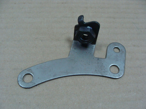 Кронштейн троса стоян. тормоза с гайкой УАЗ 3163 левый