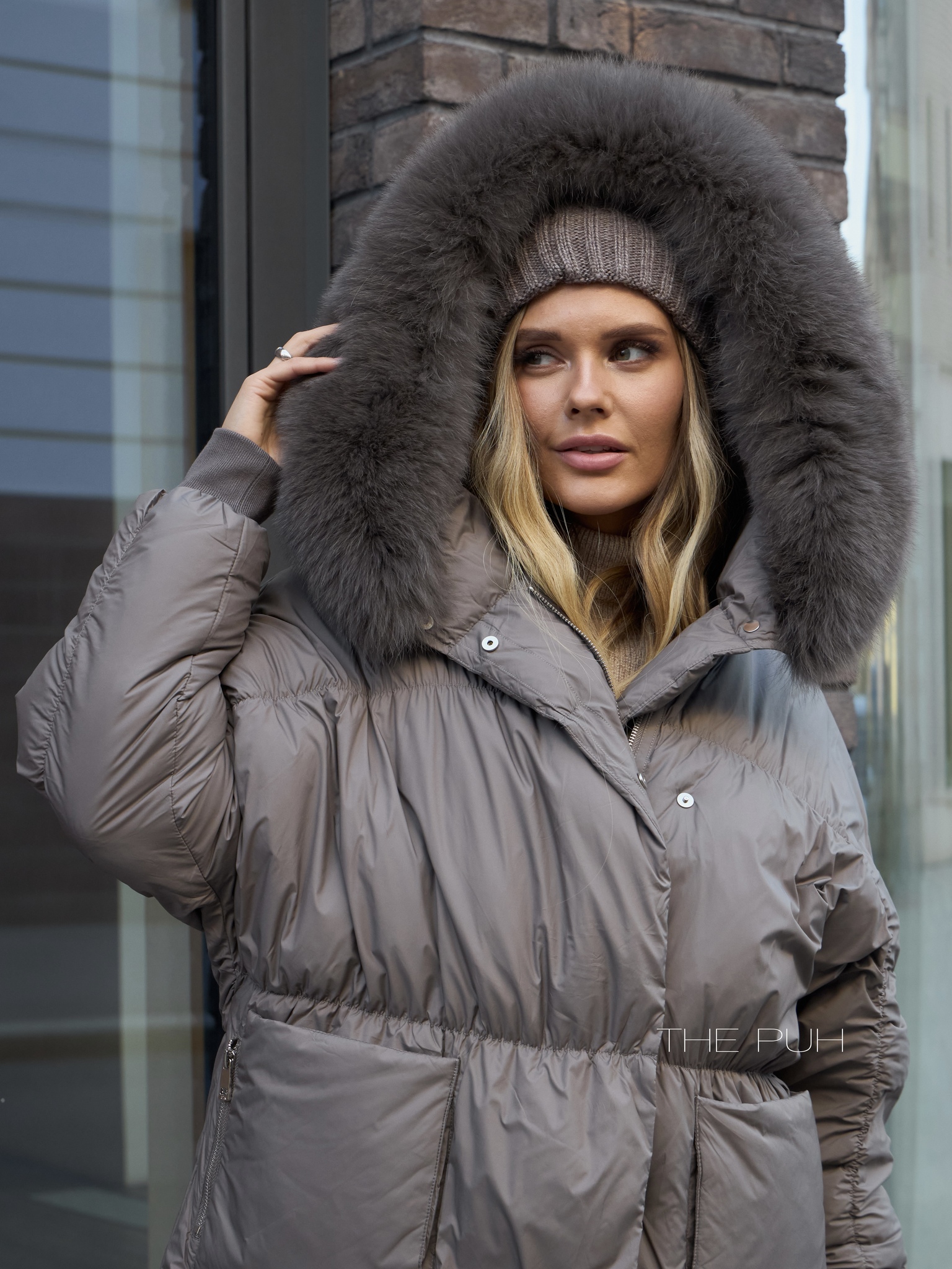 Пуховик с отделкой из меха песца в цвете шоколад