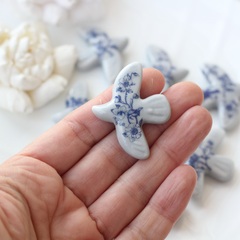 Подвеска фарфоровая Птичка серая 34*42 мм S036