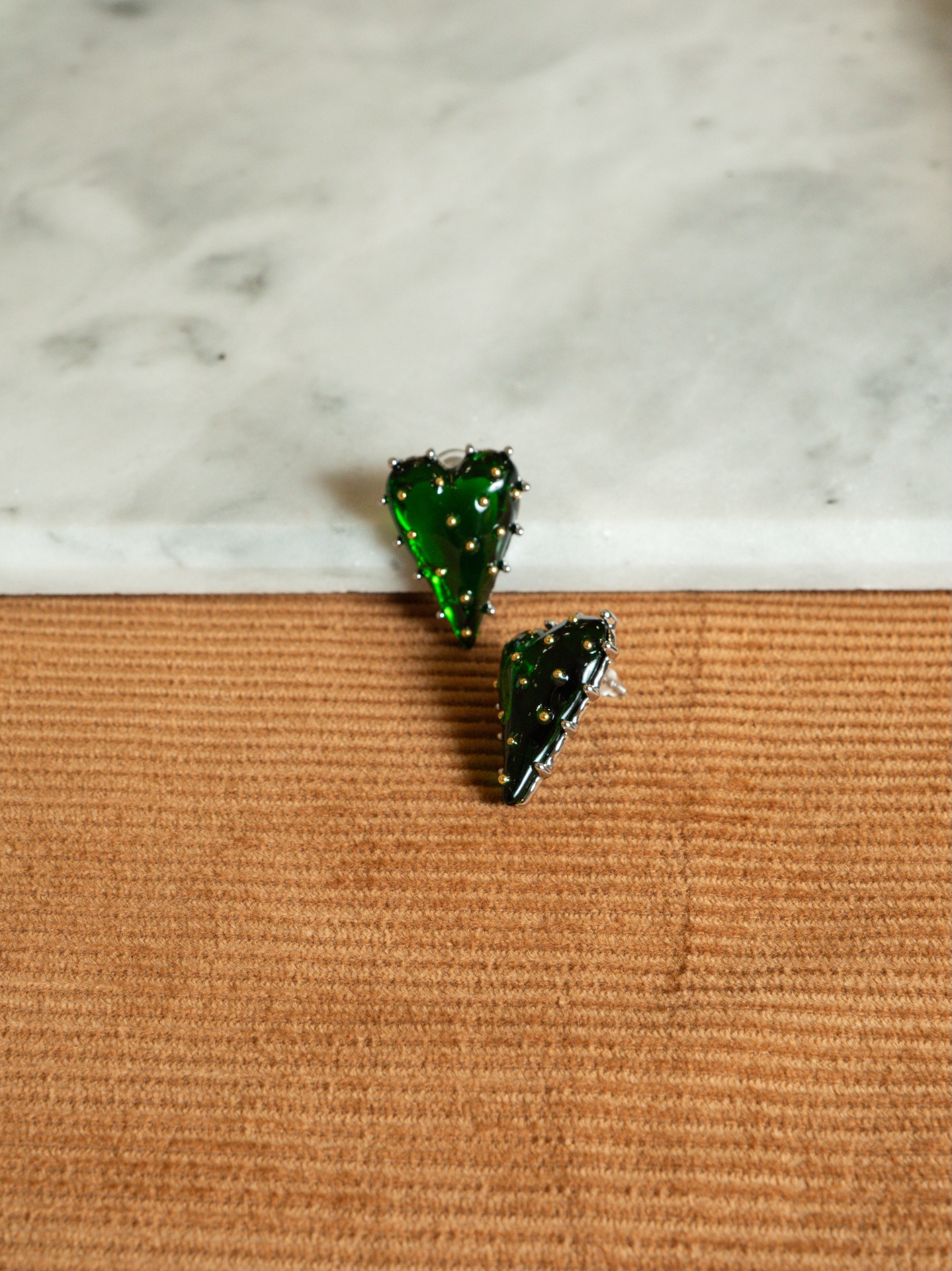 Серьги в виде сердец с золотыми бусинками