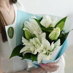 Композиция «Нежность рассвета» — лилии в стильной упаковке