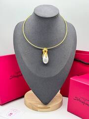 kole-obruch-tooth-v-stile-schiaparelli-s-podveskoj-zub-iz-zhemchuga