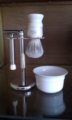 Подставка металлическая под помазок и бритву ребристая