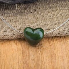 Чокер женский на шею с сердечком из нефрита.