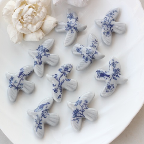 Подвеска фарфоровая Птичка серая 34*42 мм S036