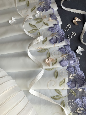 Вышивка на сетке молочная/васильки (левая) 24 см