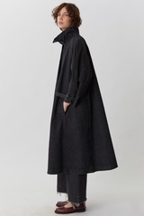 Объемный плащ из черной вареной джинсы