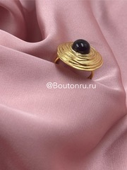 Кольцо золотистое с черным камнем