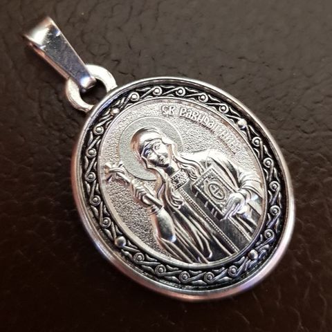Нательная именная икона святая Нина с серебрением кулон с молитвой
