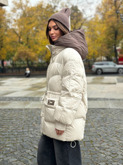 Удлиненный бежевый пуховик с контрастным капюшоном