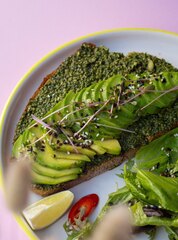 АВОКАДО ТОСТ НА БЕЗДРОЖЖЕВОМ ХЛЕБЕ С ПЕСТО