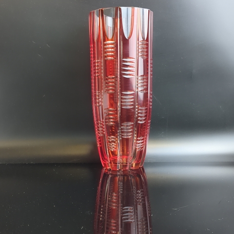 Ваза изящная красное стекло, ручная резка, 22.3 см, винтаж винтаж СССР 1970-1990 гг