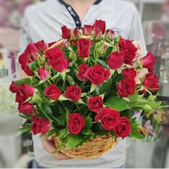 Корзина с кустовыми розами
