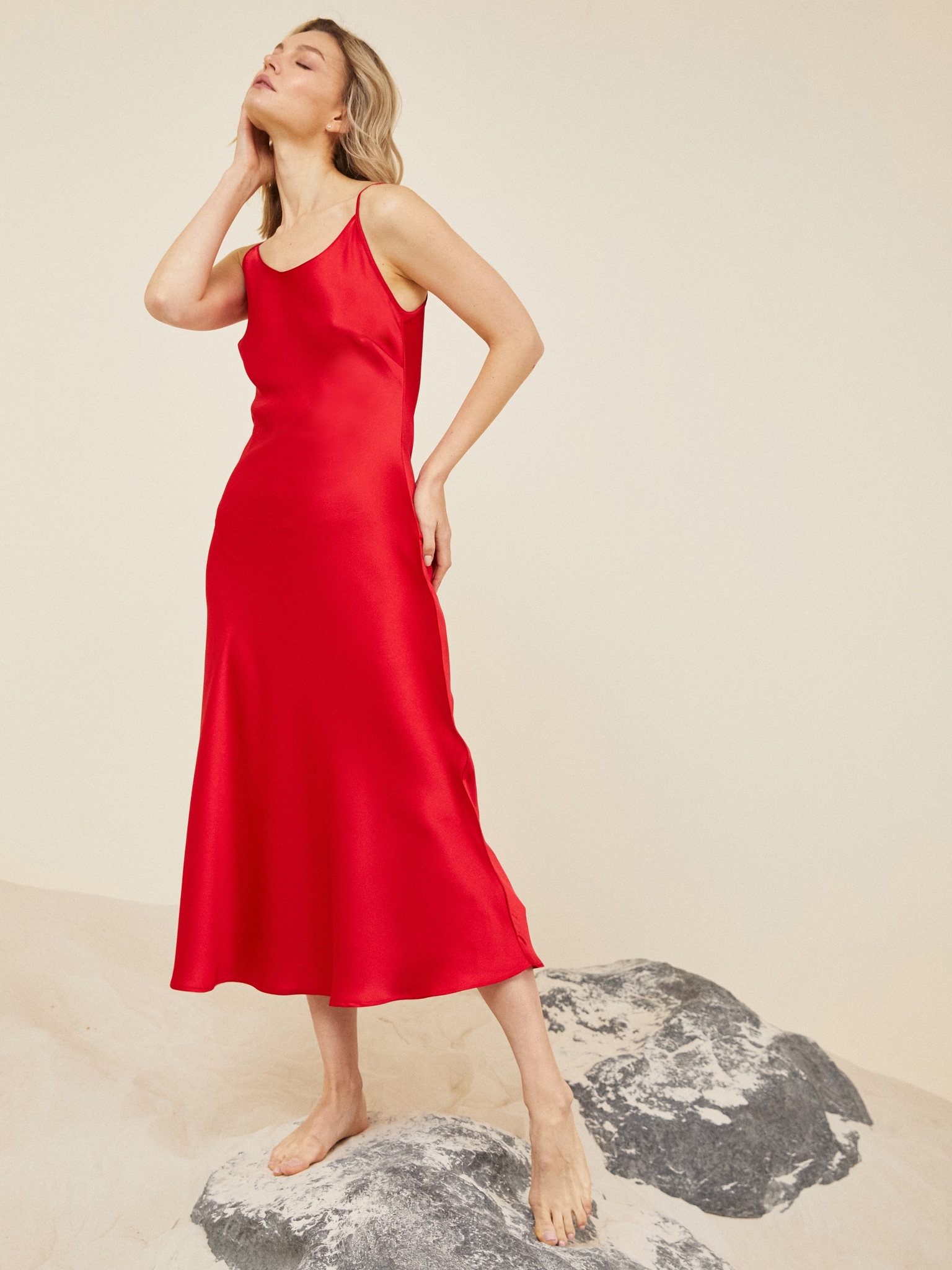 Платье-комбинация из шелкового атласа красного цвета длиной макси
