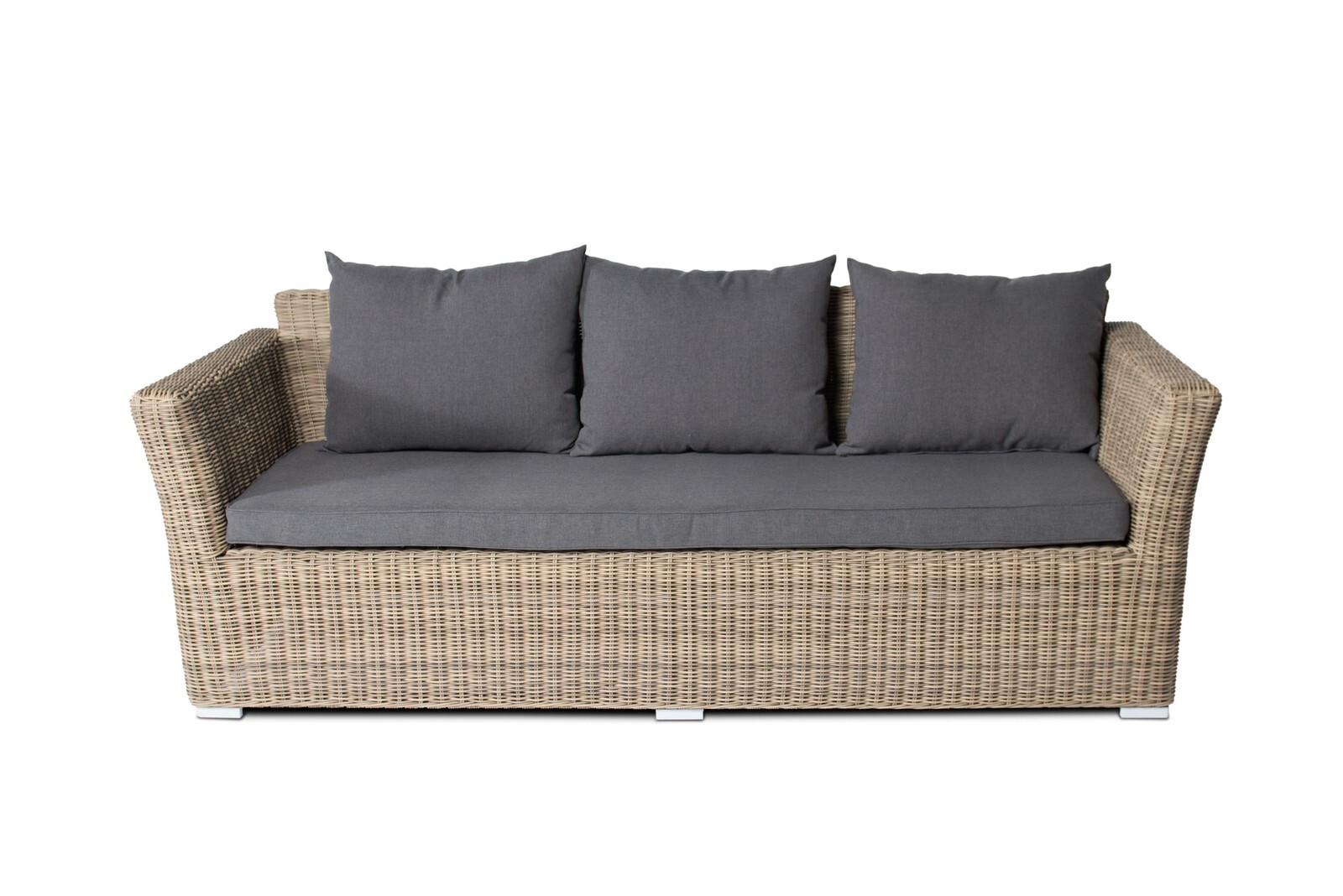 ротанговый диван с подушками