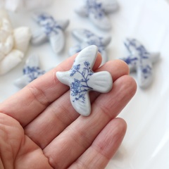 Подвеска фарфоровая Птичка серая 34*42 мм S036