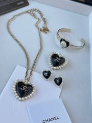 Колье CHANEL с подвеской сердце с черной эмалью