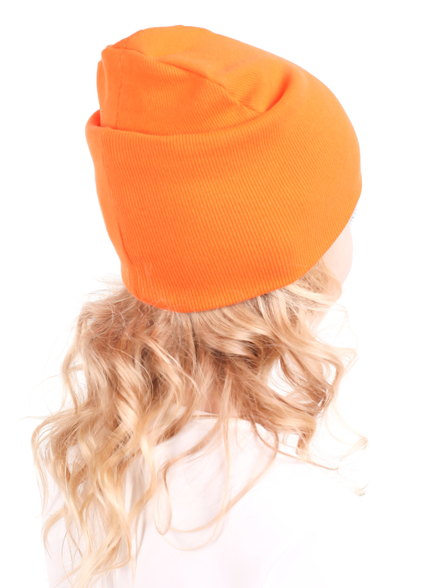 Оранжевая шапка женская