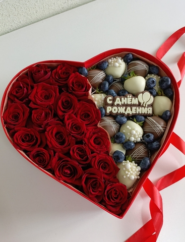 Клубника в шоколаде и розы