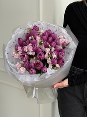Букет из 35 фиолетовых тюльпанов и розовой маттиолы - M доступен к заказу с 3.03.2026