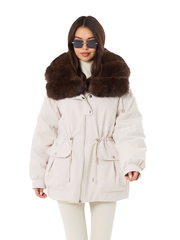 Молочная пуховая парка с меховым воротником