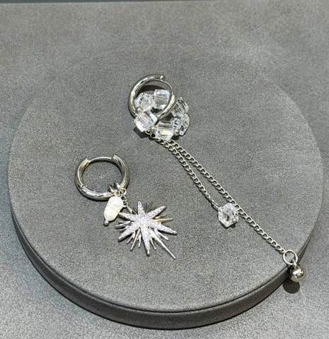 32117- Серьги ассиметричные с подвесками кристаллами