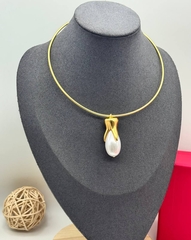 kole-obruch-tooth-v-stile-schiaparelli-s-podveskoj-zub-iz-zhemchuga