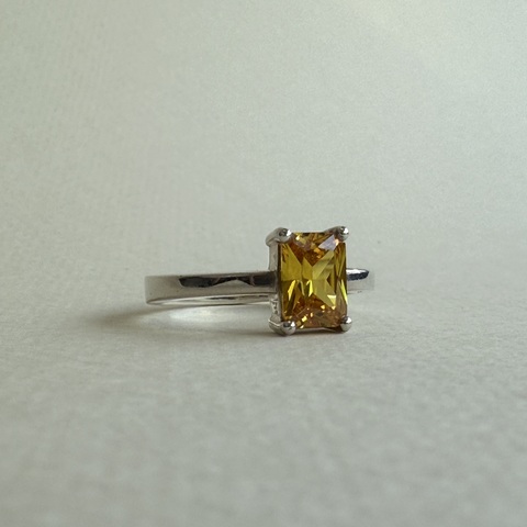 кольцо еще ярче с желтым фианитом