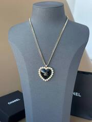 kole-chanel-s-podveskoj-serdce-s-chernoj-ehmalyu