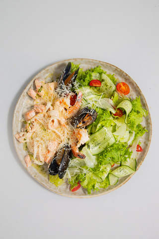 Тёплый салат с морепродуктами