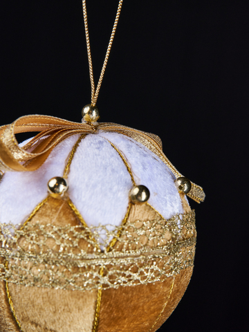 Шар с бантом и кисточкой 10х18см ChristmasDeLuxe белый с золотом