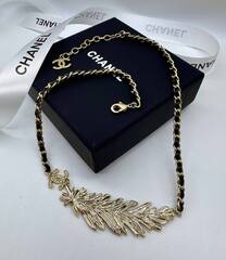 52317-kole-cepochka-chanel-s-podveskoj-pero